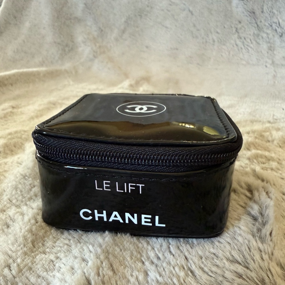 NWOT CHANEL Le Lift Cosmetic Toiletry Jewelry Case